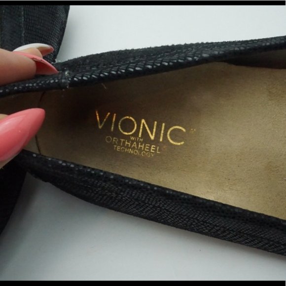 ✨Vionic Black and Gold Loafers Size 6.5 - Picture 3 of 5